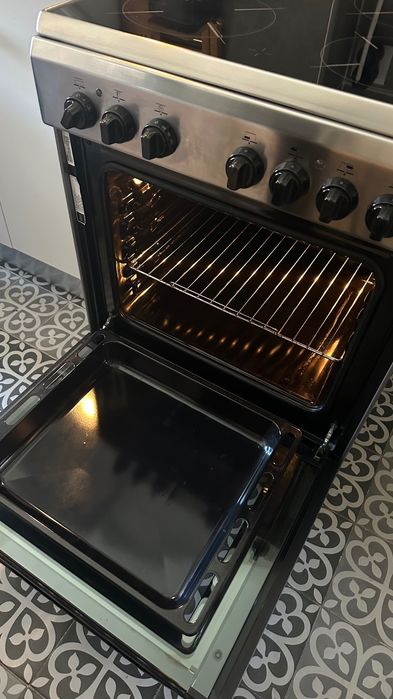 **Fogão Elétrico Indesit com Placa | Espeto Rotativo | Gaveta Aquecedora | Excelente Estado**