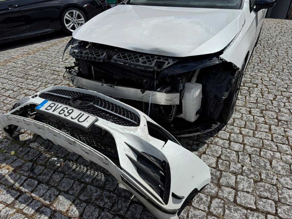 Mercedes-Benz A250e Limousine AMG Versão 100 km Autonomia