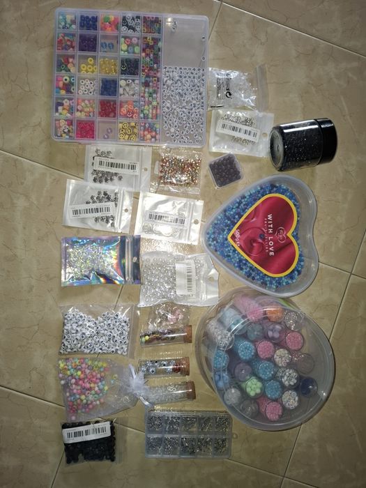 Missangas, fios, brincos, etc