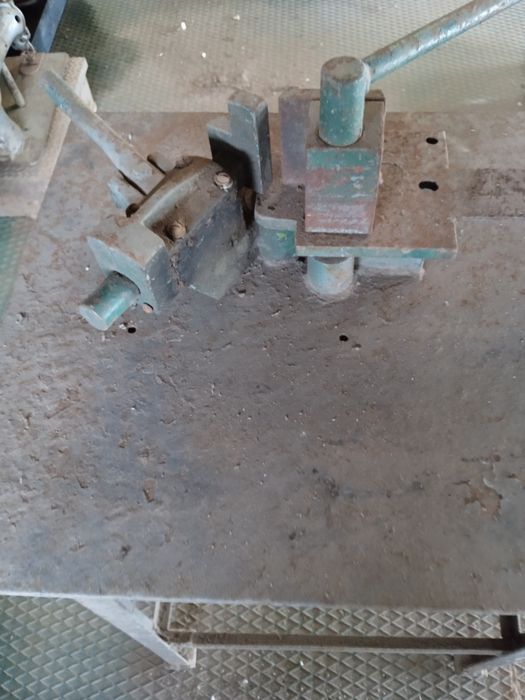 Quinadeira para ferro com bancada