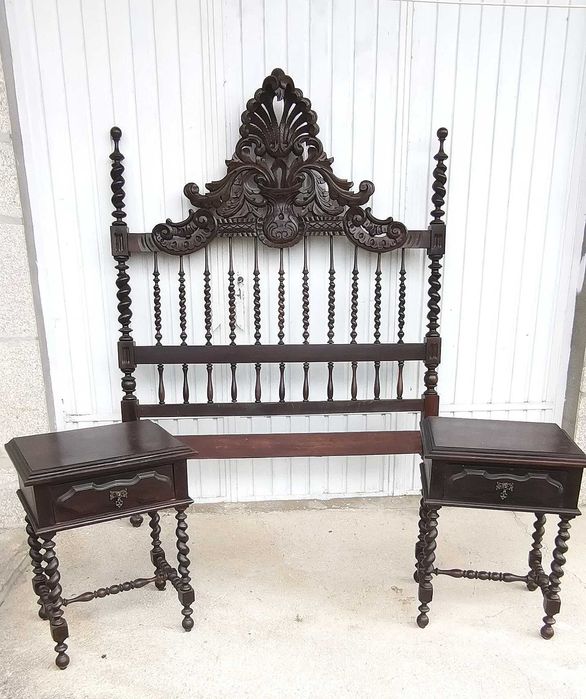 Cama antiga de madeira trabalhada.