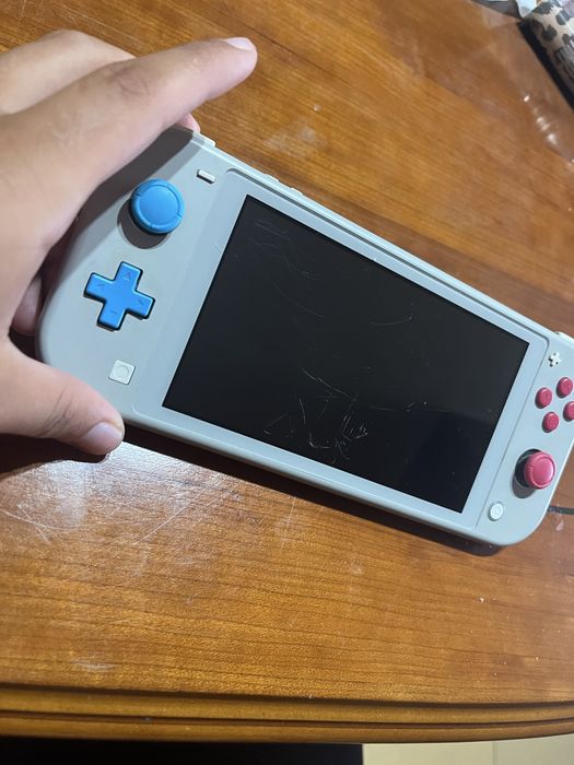 Nintendo Swich Lite+ Bolsa Oficial+5 jogos+ comando wireless pikachu