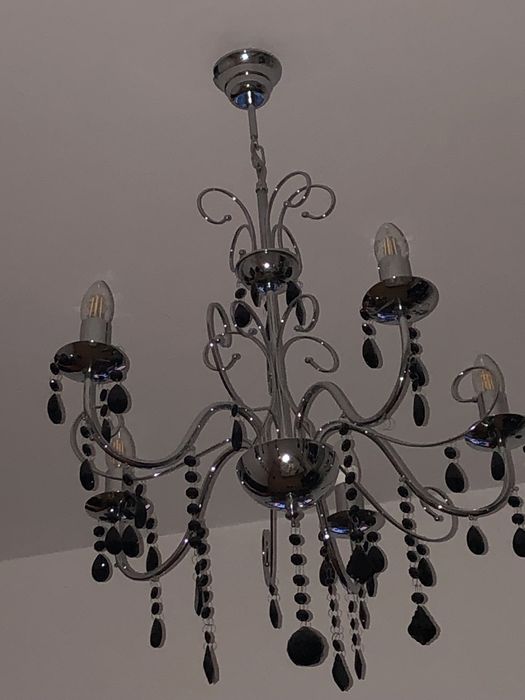 Lampa z czarnymi krysztalkami