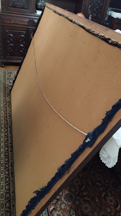 Quadro em madeira com tapete.