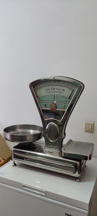 Balança antiga com pesos