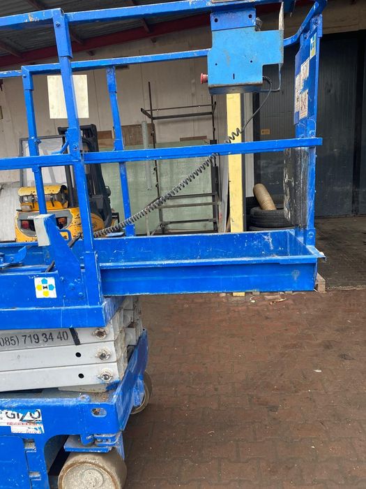 Podnośnik krzyżakowy akumulatorowy zwyżka budowlana halowa