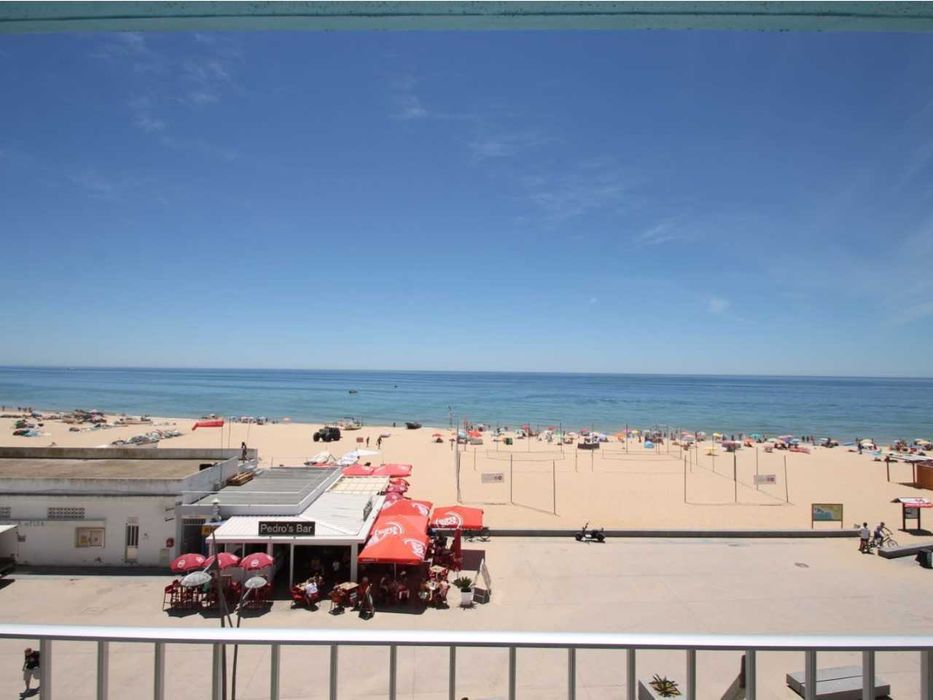 T2 na 1ª linha de Praia Armação de Pêra Desconto de 100€ de 18 a 25 de Julho