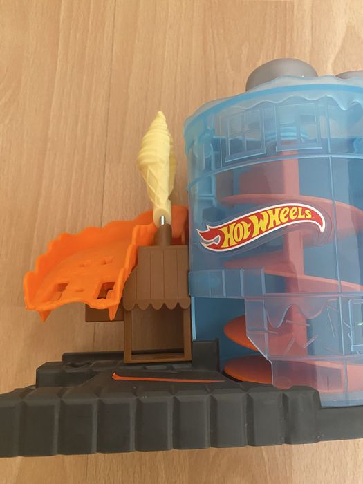 Трек Hot Wheels City Приключения в магазине мороженого (GJK74)
