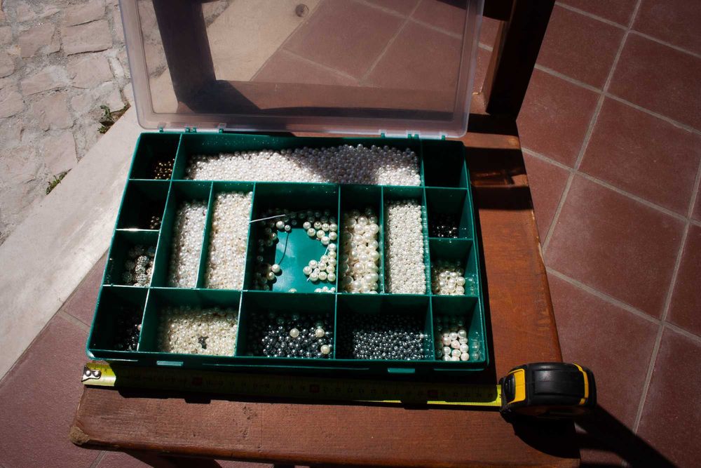 expositores e peças variadas de bijuteria