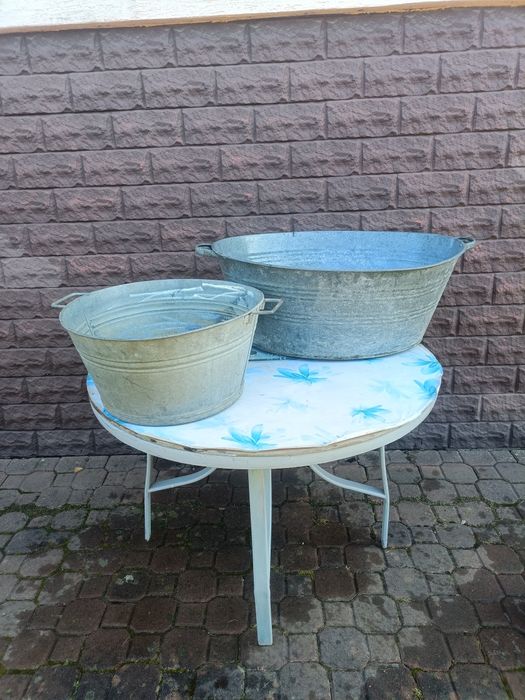 Mała balia z ocynku i duża wanna