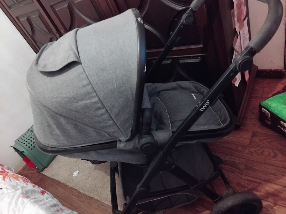 Carrinho de bebé de passeio e usado andei com ele pouco tempo mas ainda tá novinho