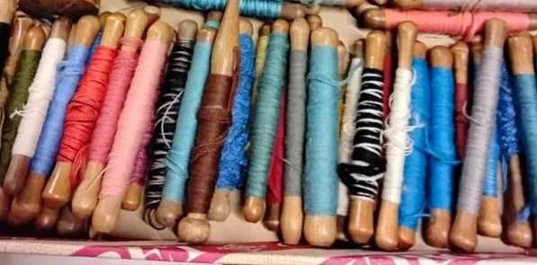 Grande lote de carreteis de tecelagem / retrosaria antigos