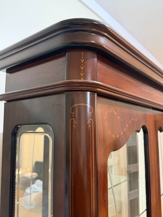 Cristaleira Clássica em Madeira – Excelente Estado – Com iluminação