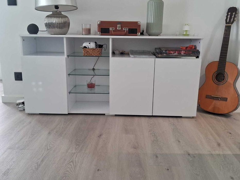 Aparador branco com vidro e luz azul – 1,63 m