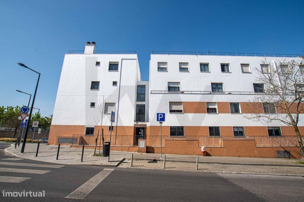 Apartamento T2 com parqueamento e arrecadação — Santa Clara, Lisboa