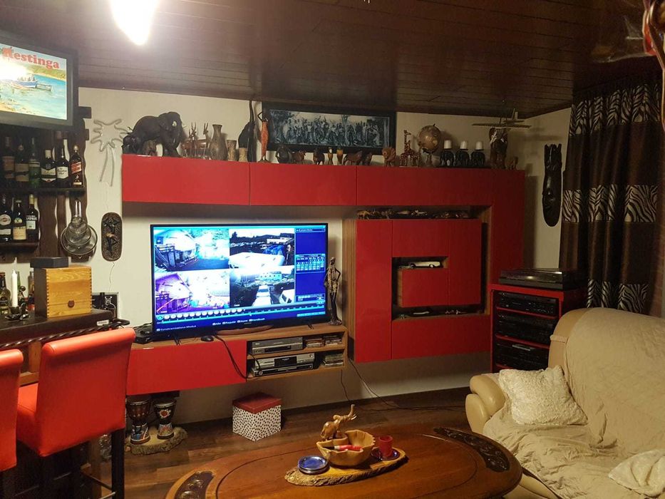 Armário de sala vermelho moderno
