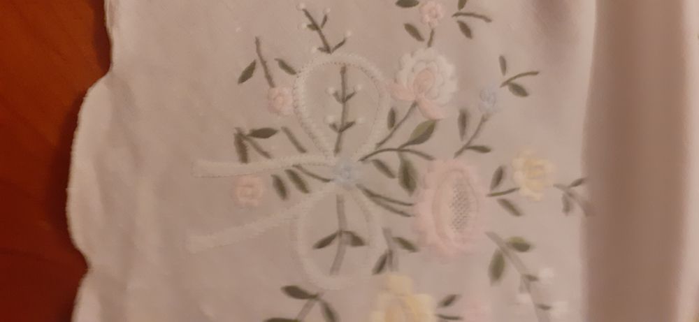 Encantadora Toalha de Linho Bordados Manuais