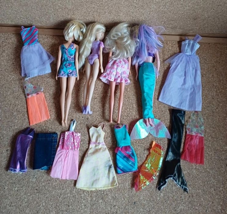 Bonecas com roupas. Conjunto