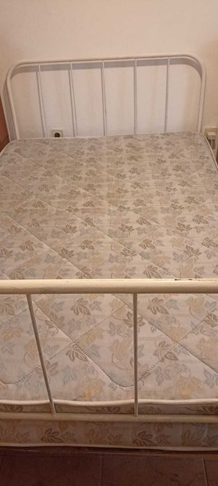 Cama de corpo e meio e colchão, em ótimo estado.