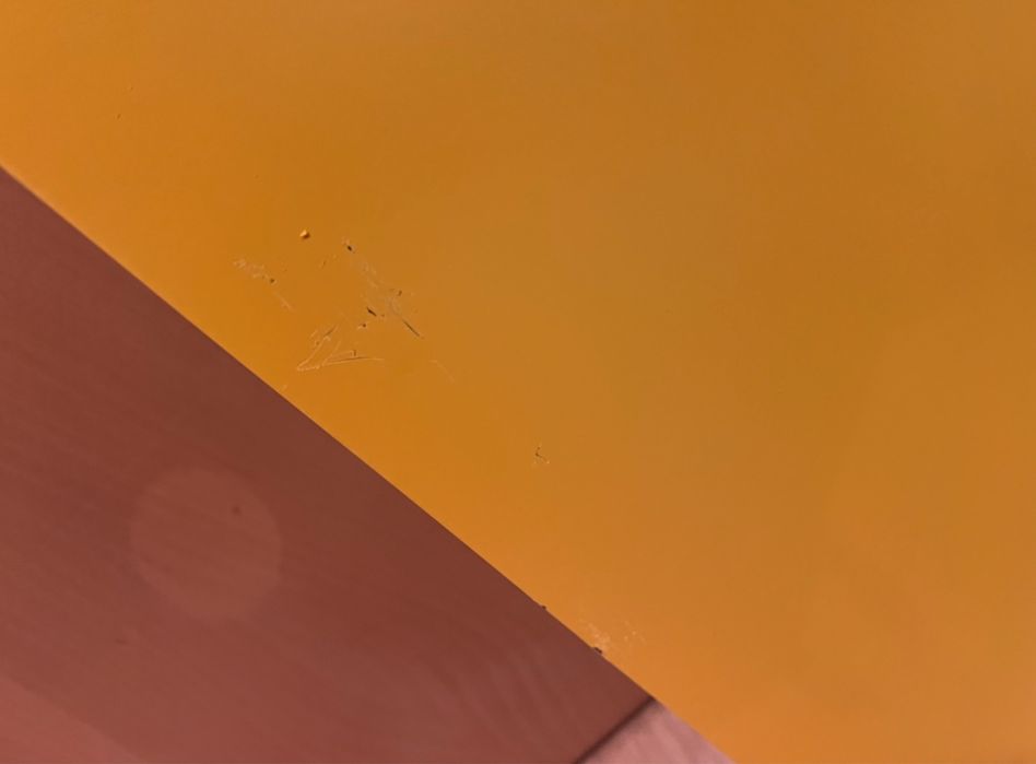 Movel amarelo em aço