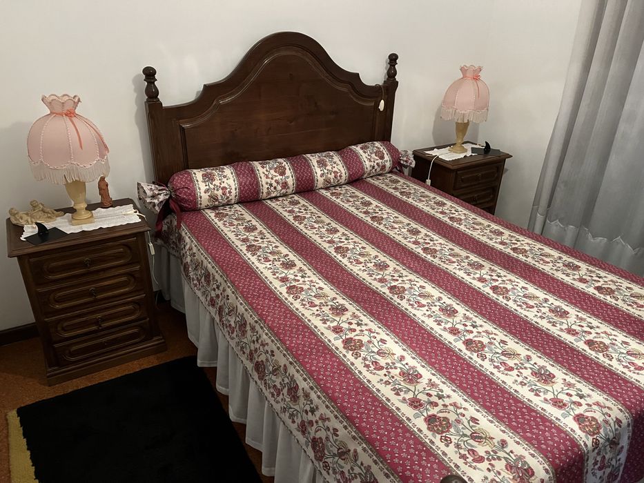 Cama de casal em Madeira maciça com 2 mesinhas de cabeceira