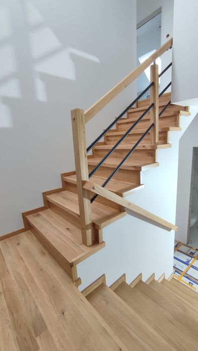 Schody dębowe, lakierowane, dopasowane do potrzeb, na beton, dywanowe.