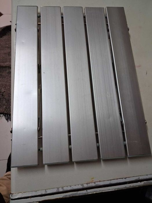 Pequena mesa de campismo dobravel aluminio 30 x 40, altura 10 a 15 cms