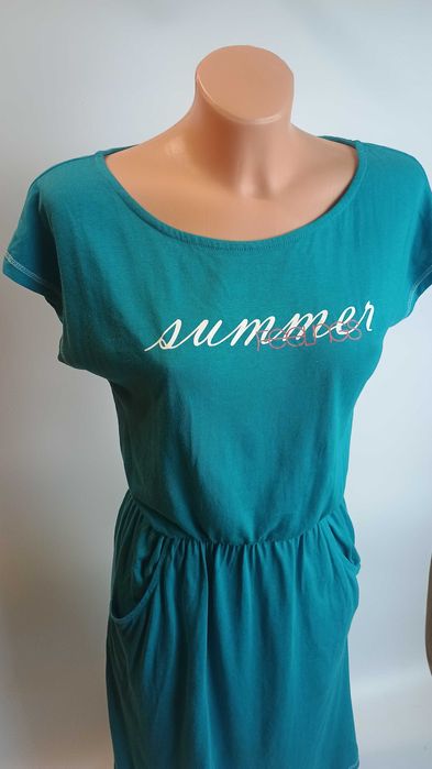 Niebieska bawełniana sukienka letnia z napisem i kieszeniami