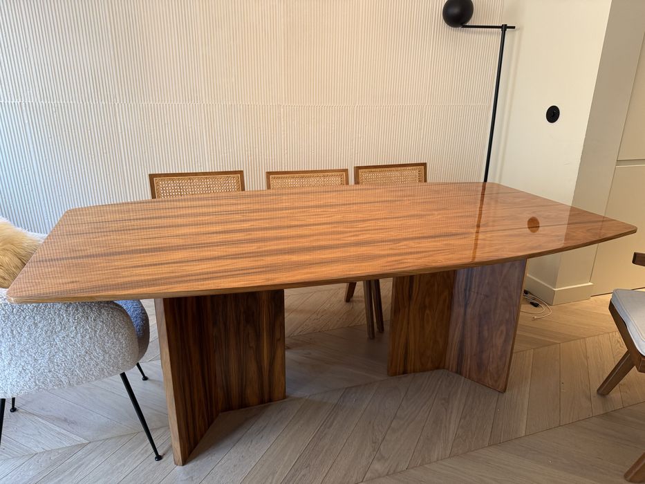 Mesa de madeira maçica