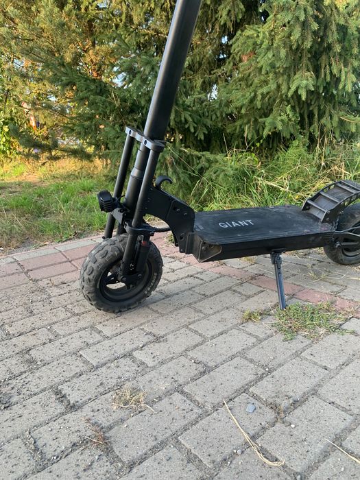 Електросамокат GIANT M11