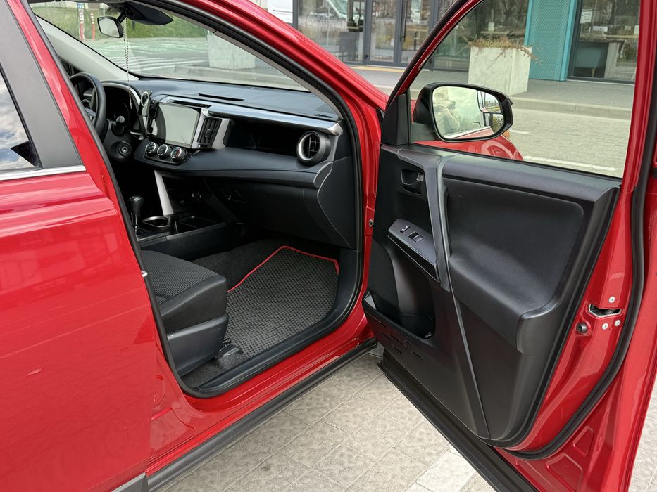 Toyota RAV4 2017 рік
