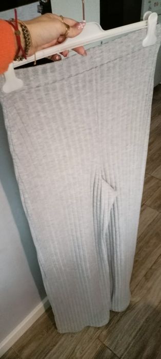 Szare spodnie prążek r42
