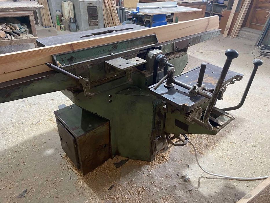 Деревообробний станок.