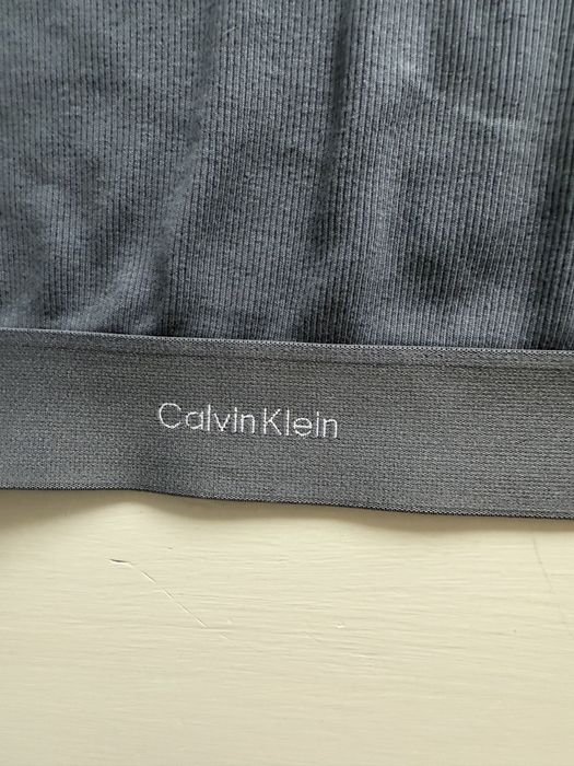 Krótka koszulka Calvin Klein.
