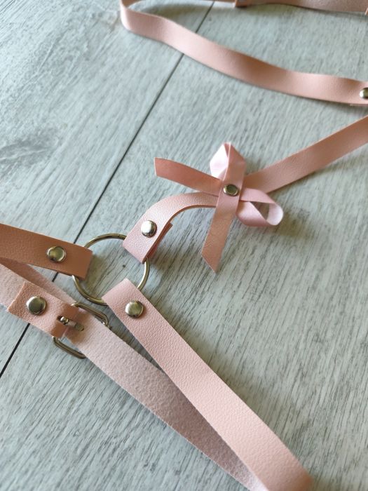 Uprząż harness z kokardkami na uda i pośladki, bielizna erotyczna