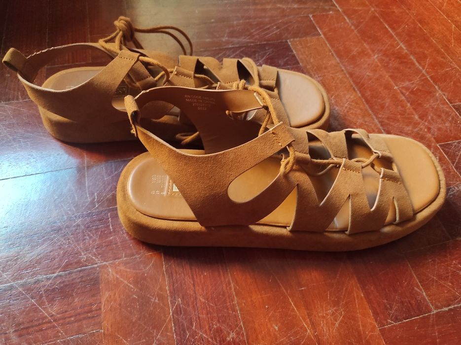 Sandálias novas tamanho 41