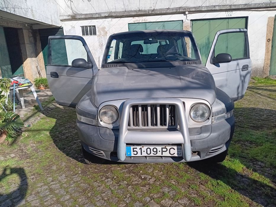 Vendo jeep SangYong. Motor merced, tração  4 rodas, 147 564km. Um dono