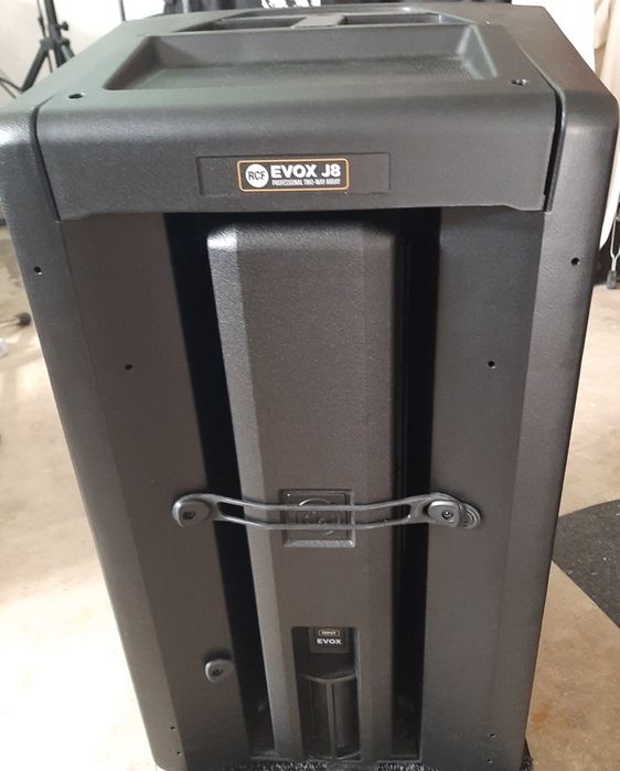 Coluna Array RCF Evox J8 como nova