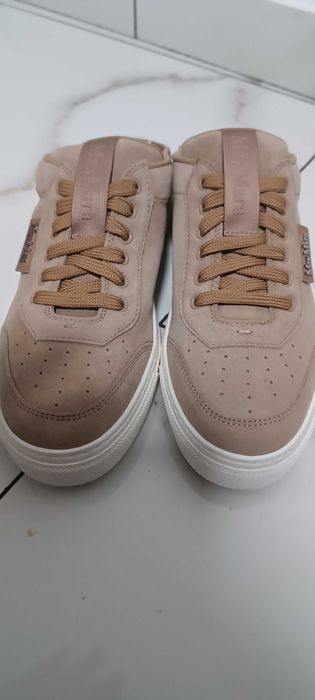 Продам кроссовки Max Mara