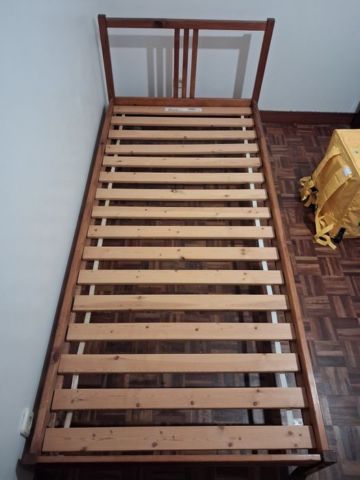 Cama de solteiro com estrado de madeira e oferta de colchão (usado)