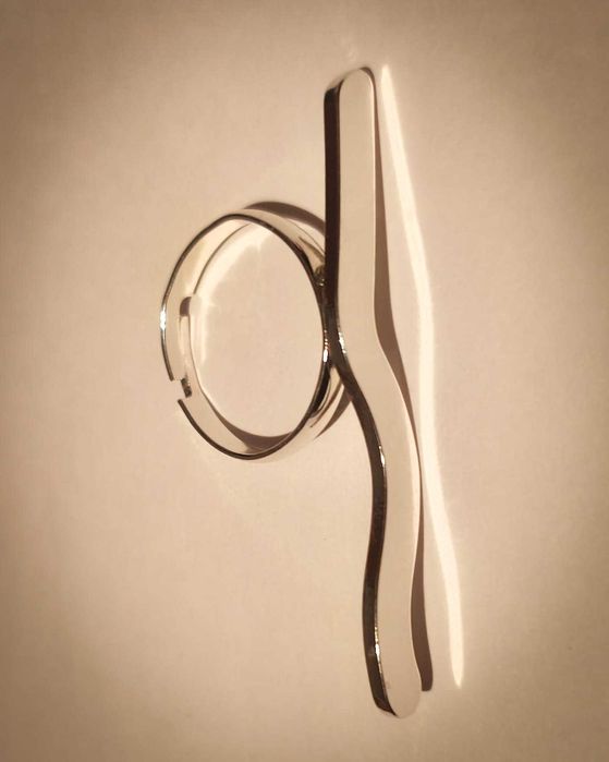 Anel com Design Minimalista de Onda Criativa