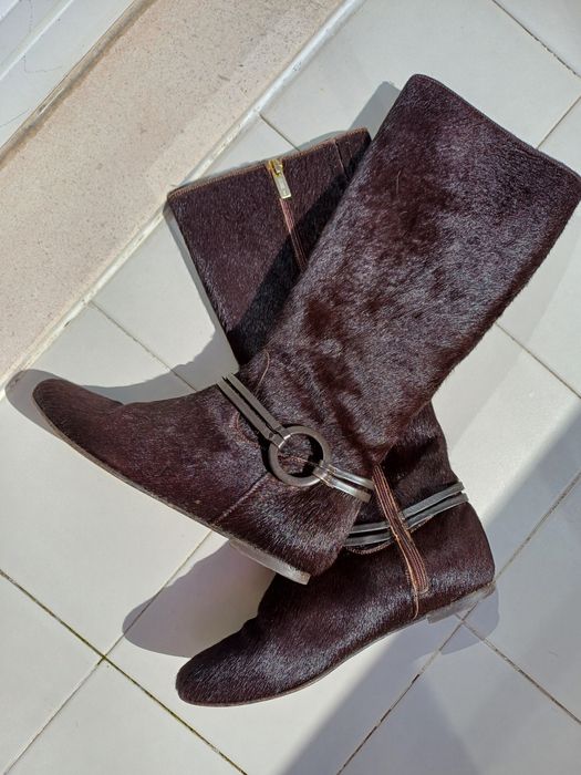 Botas castanhas de pelo