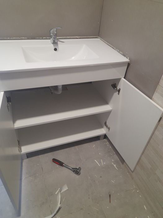 Móvel branco de casa de banho com torneira em muito bom estado  80X80X47 cm em muito bom estado.