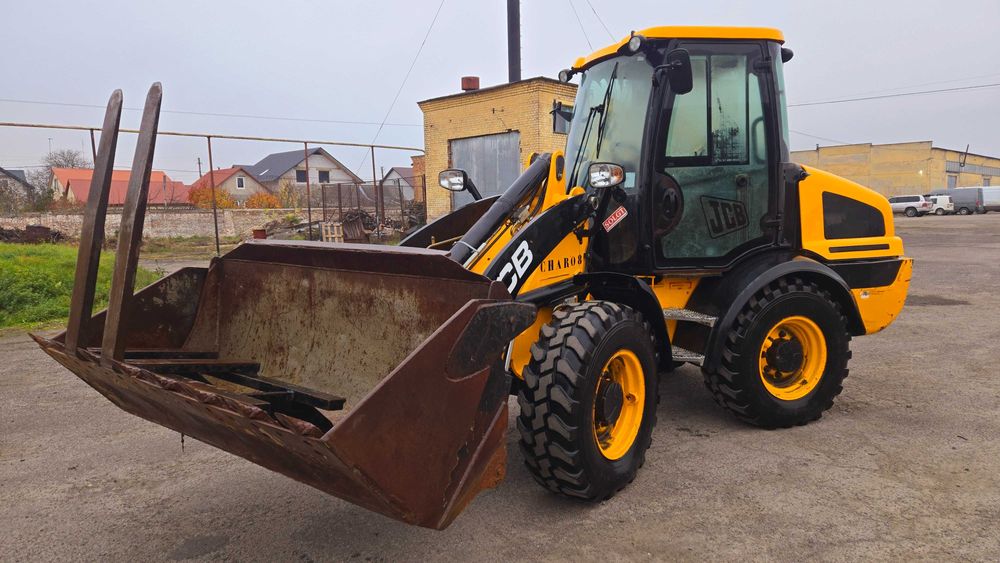 Фронтальний навантажувач jcb