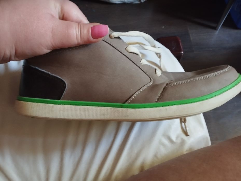 Продаю ботинки прикольные и кросовки  43  размер