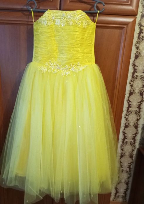 Чарівнк плаття для дівчинки.