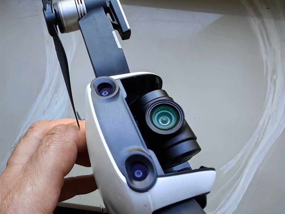 firmowy dron DJI AIR