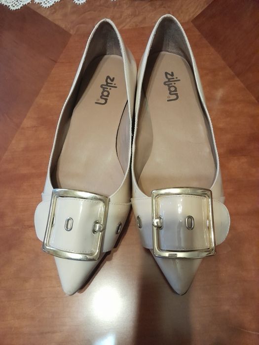Sapatos beje envernizado