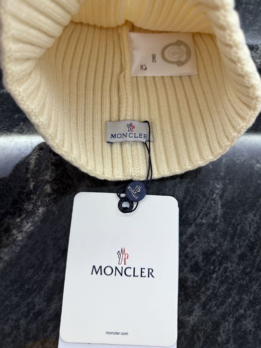 Шапка Moncler молочного кольору