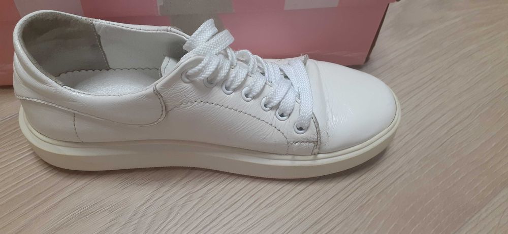 Продам жіноче шкіряне взуття 36р